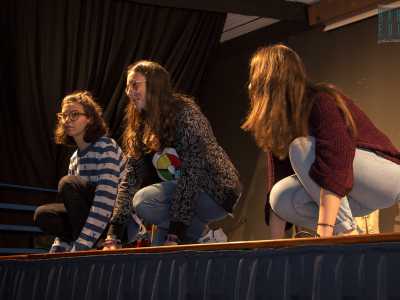 �Fare arte - spiega la Iusco - � il modo migliore per �graffiare� le coscienze dei ragazzi e avvicinarli a questioni socialmente impegnate. Come educatori siamo fieri di aver coinvolto fino a oggi circa un centinaio di alunni�